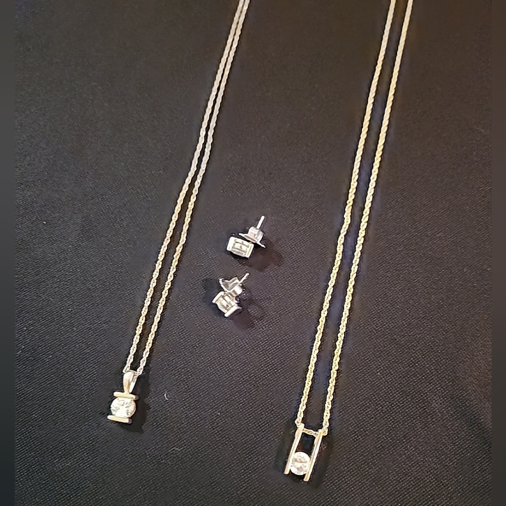 Costume jewelery bundle, necklaces and pierced earrings